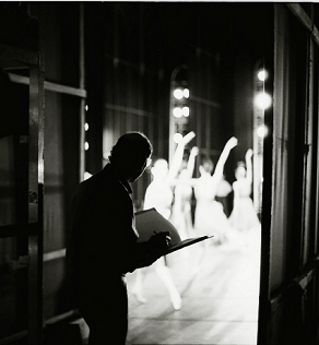 Stanley Roseman drawing in the wings of the Paris Opera. Photo  Ronald Davis.